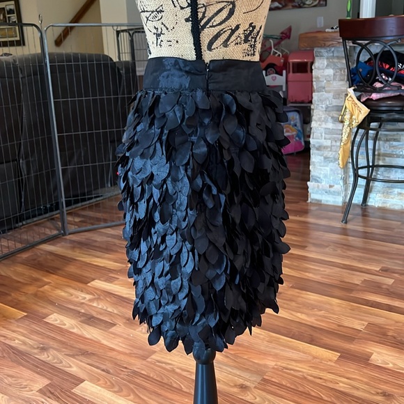 Size L black skirt with 3D pieces all over it - Picture 2 of 3